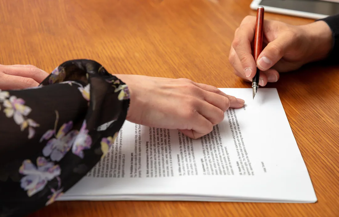 Beëdigde antecedentenverklaring-vertaling met stempel en handtekening — Ecrivus International