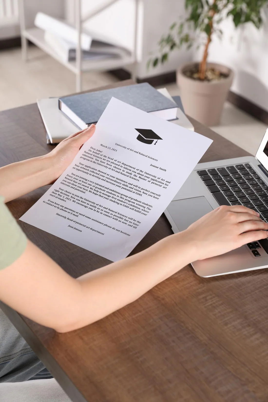 Beëdigd vertaler ondertekent een officiële certificaatvertaling — Ecrivus International