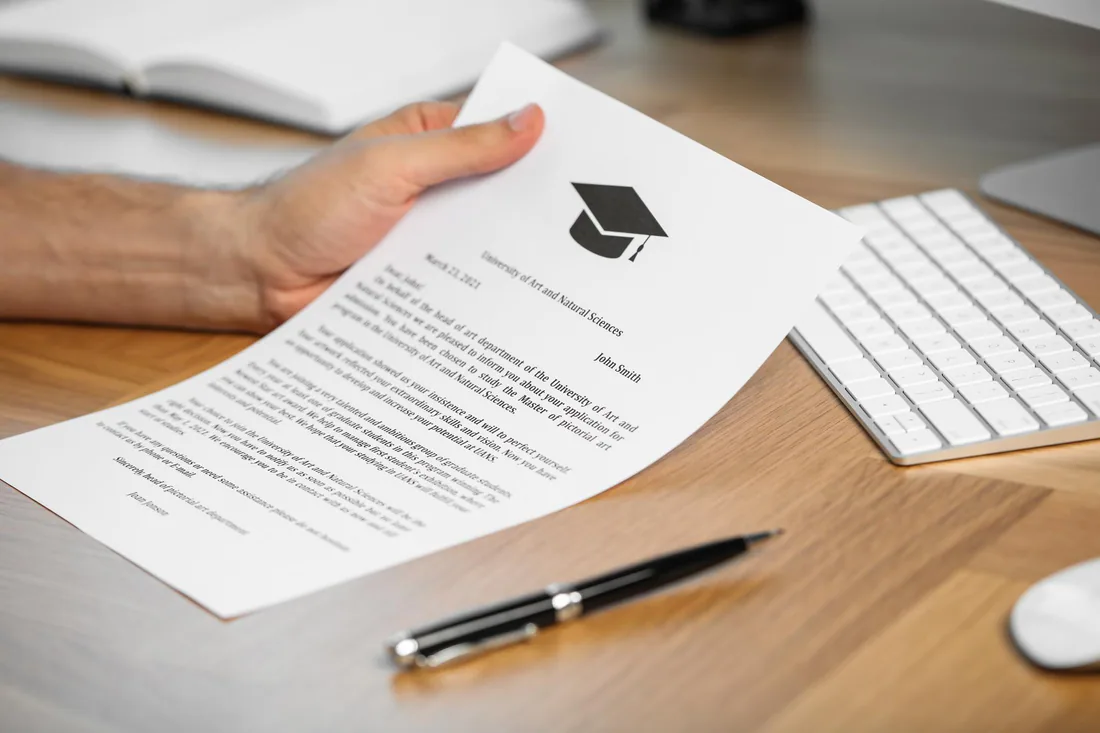 Beëdigde certificaatvertaling met stempel en handtekening — Ecrivus International